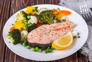 Plato de dieta japonesa con pescado magro