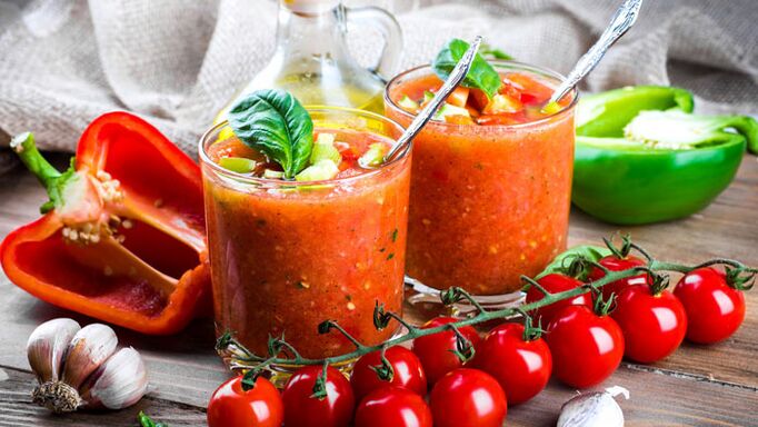 Un batido detox con tomates cherry y pimientos morrones para energizar y promover la pérdida de peso. 
