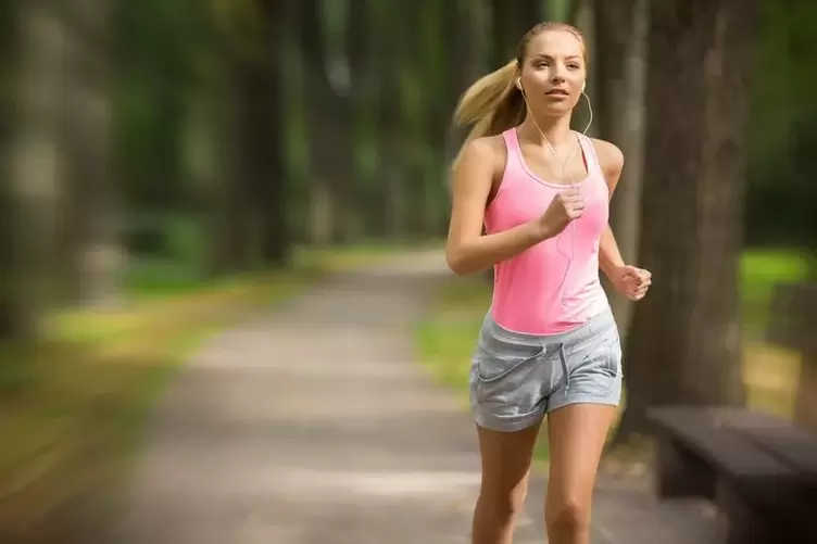 Chica corriendo para bajar de peso