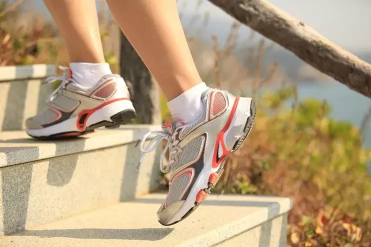 Correr escaleras es una forma de fortalecer los músculos de las piernas y perder peso