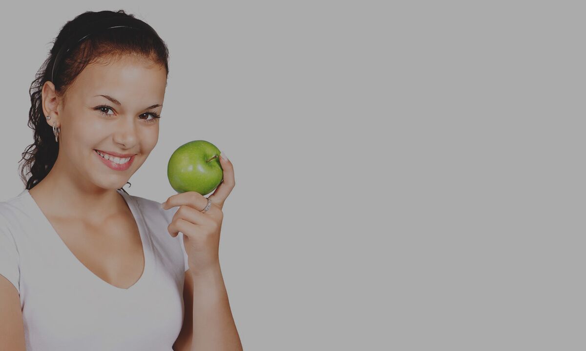 Se recomienda comer una manzana para ahogar la sensación de hambre durante una dieta de trigo sarraceno. 
