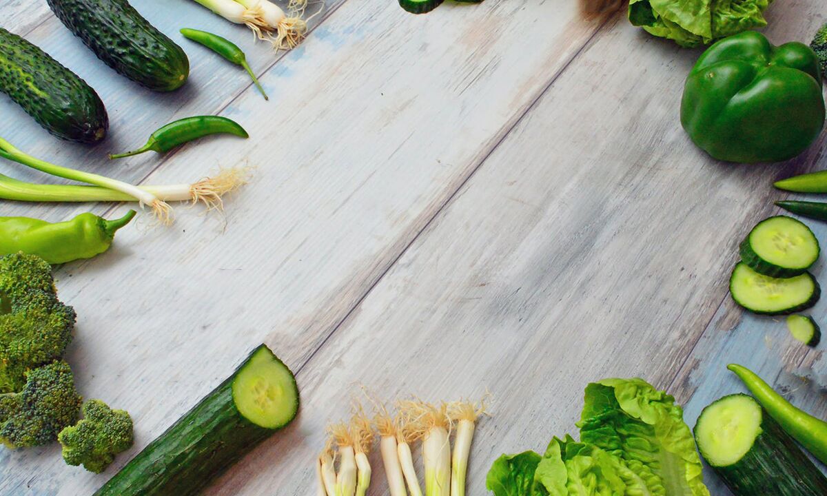 Verduras verdes bajas en calorías en el menú de la dieta de trigo sarraceno