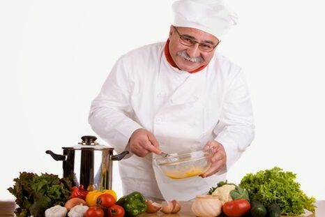 hombre preparando comidas para una nutrición adecuada