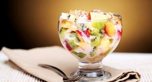 Ensalada de frutas dietética para bajar de peso. 