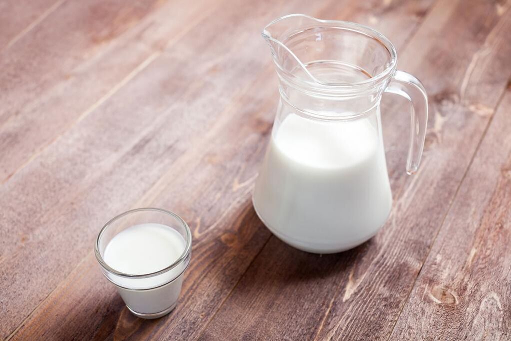 El menú de la dieta para las úlceras de estómago incluye leche desnatada. 