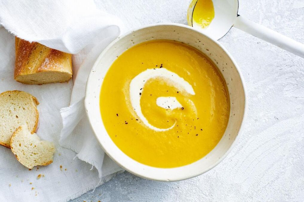 Mientras sigues una dieta para las úlceras de estómago, puedes preparar sopa de calabaza en puré. 