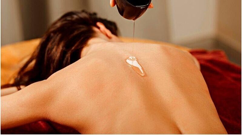 Un masaje con aceite de linaza te ayudará a adelgazar y tensar la piel del cuerpo. 