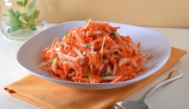 La ensalada dietética de zanahoria y manzana proporcionará vitaminas al cuerpo de una persona que está perdiendo peso. 